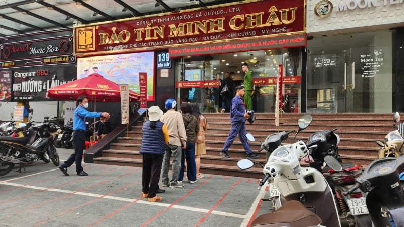 Người Hà Nội xếp hàng từ tờ mờ sáng, cơn khát trú ẩn chưa hề nguội