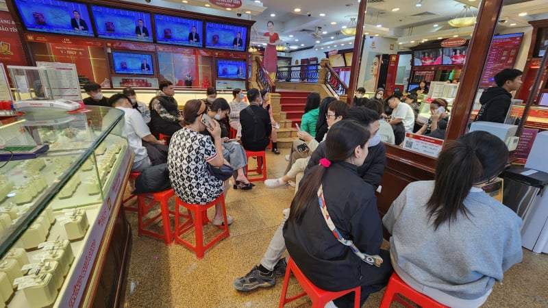 Người dân lại xếp hàng xuyên trưa, chợ đen hạ giá kịch sàn