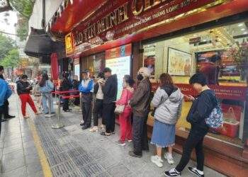 Người mua xếp hàng dài trước khi nhà vàng đón khách
