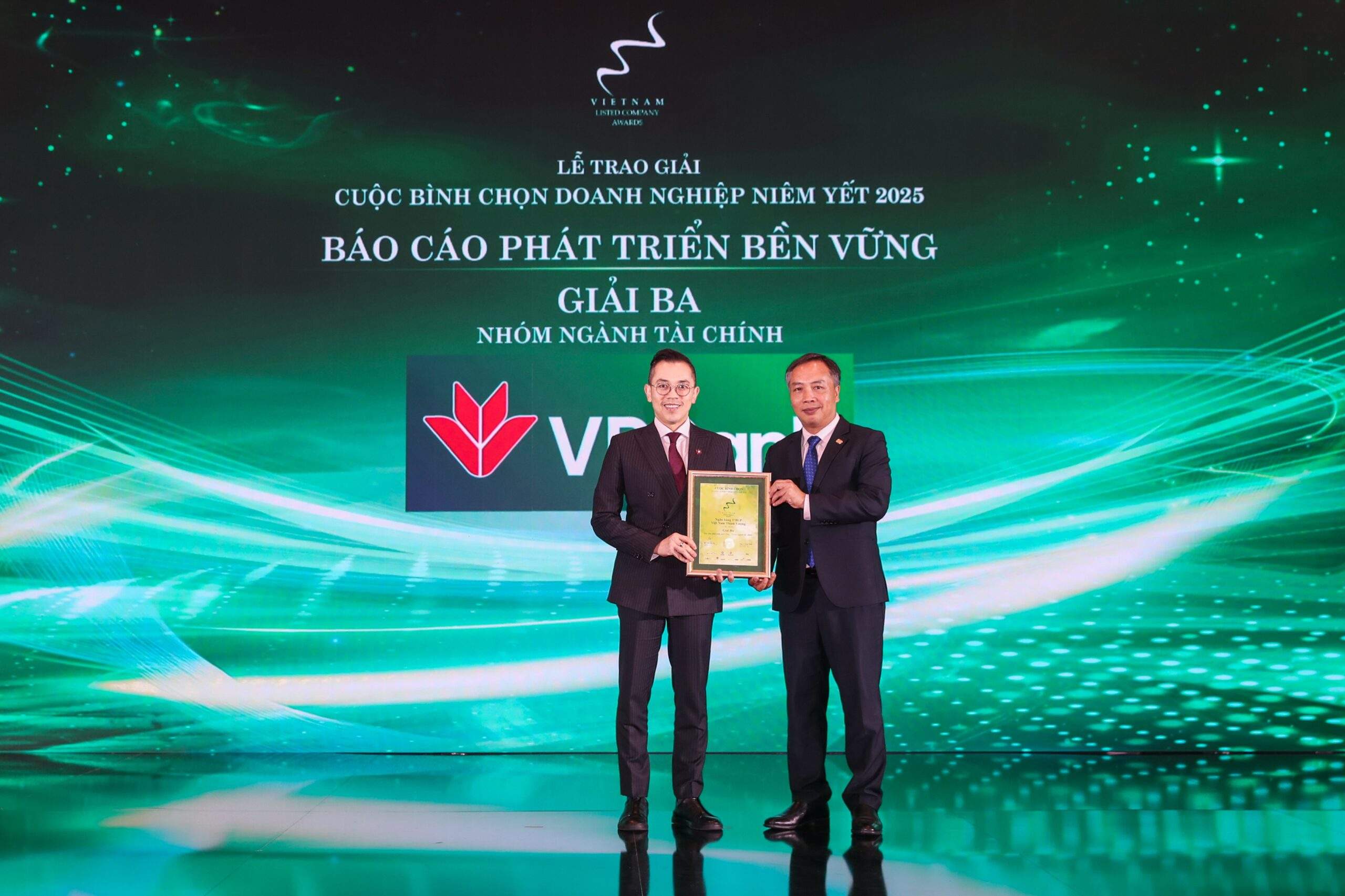 VPBank là ngân hàng duy nhất nhận cú đúp giải thưởng Báo cáo Thường niên, Báo cáo Phát triển Bền vững