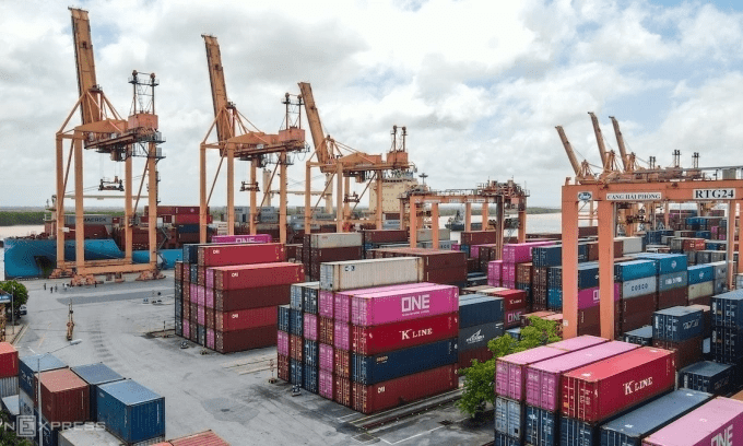 Vietnam posts .5B trade surplus in 11 months