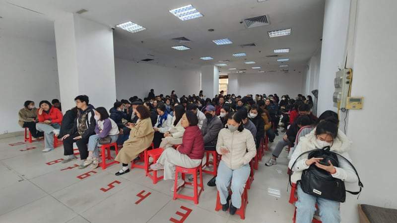 Biển người xếp hàng chờ mua vàng