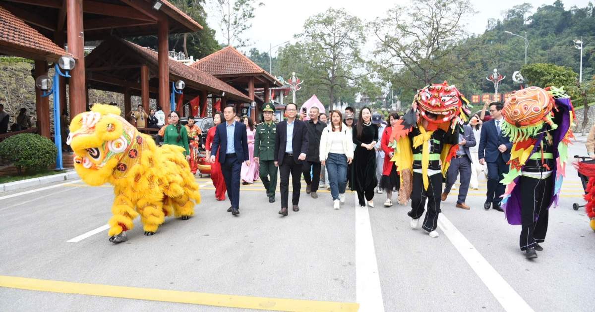 Du khách đầu tiên Xông đất Lạng Sơn Cửu khẩu Quốc tế Hữu Nghị Lọng trọng đón đoàn Doanh nghiệp lữ hành Chào năm mới