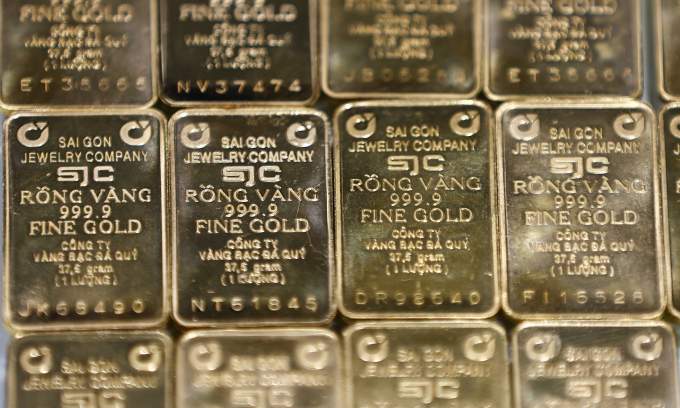 Gold prices continue to climb