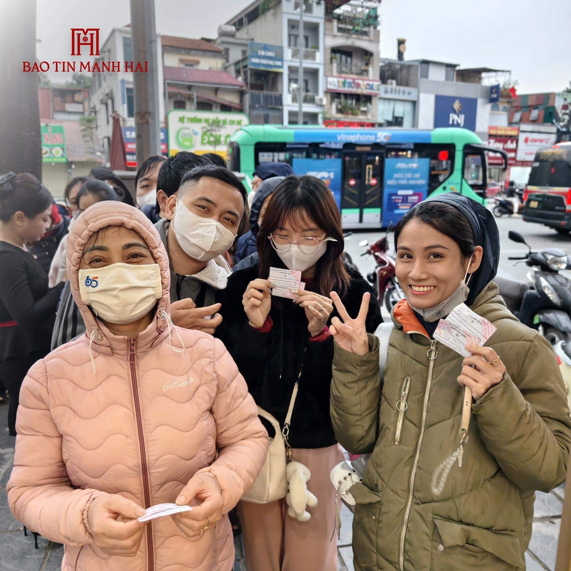 Người dân xếp hàng rước lộc Vàng 0,1 chỉ đầu năm 2026