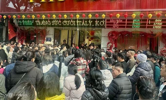 People queue up to buy silver despite 6-month delivery period