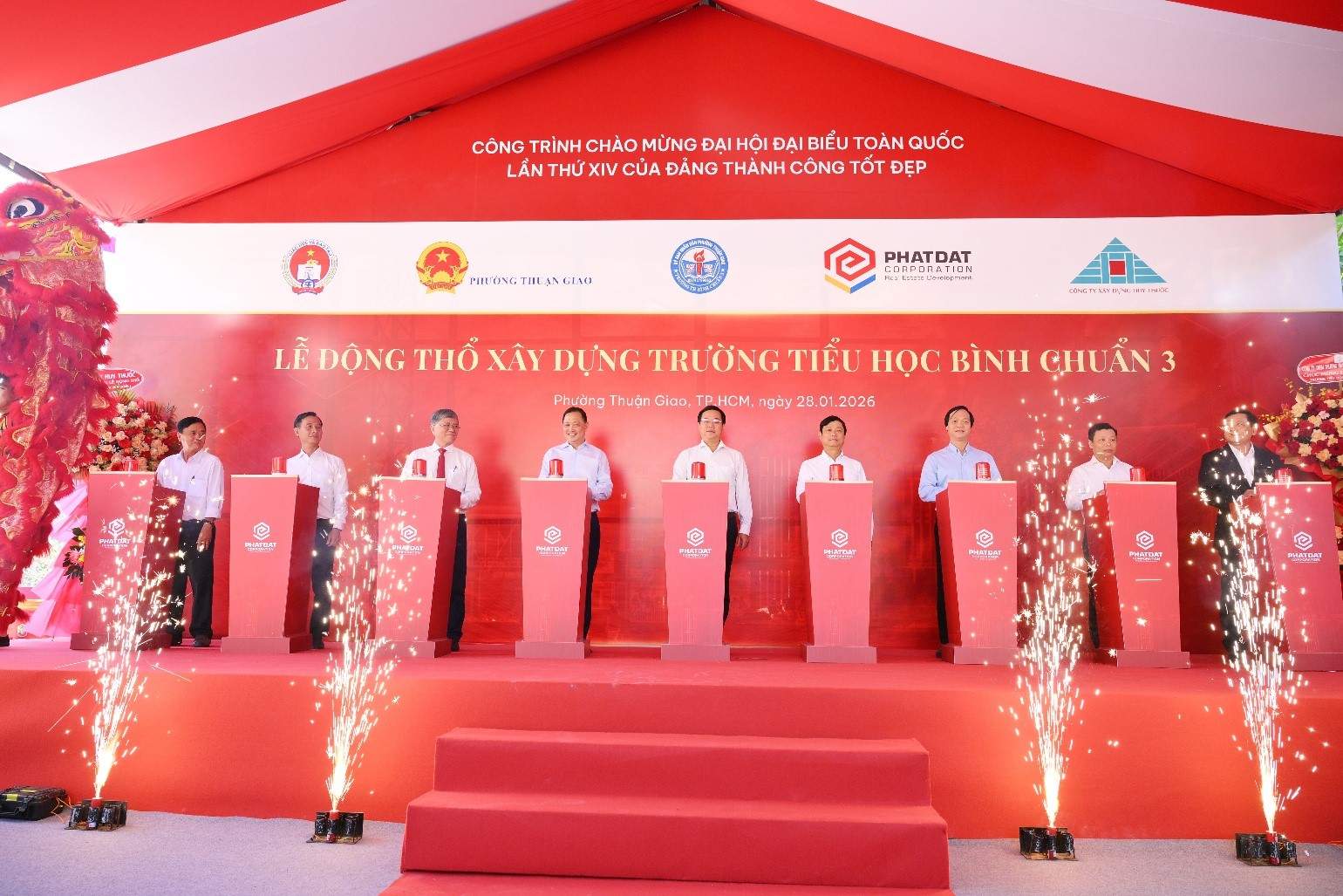 Các đại biểu tham gia ấn nút thực hiện nghi thức động thổ xây dựng Trường Tiểu học Bình Chuẩn 3. Ảnh: Phát Đạt. 