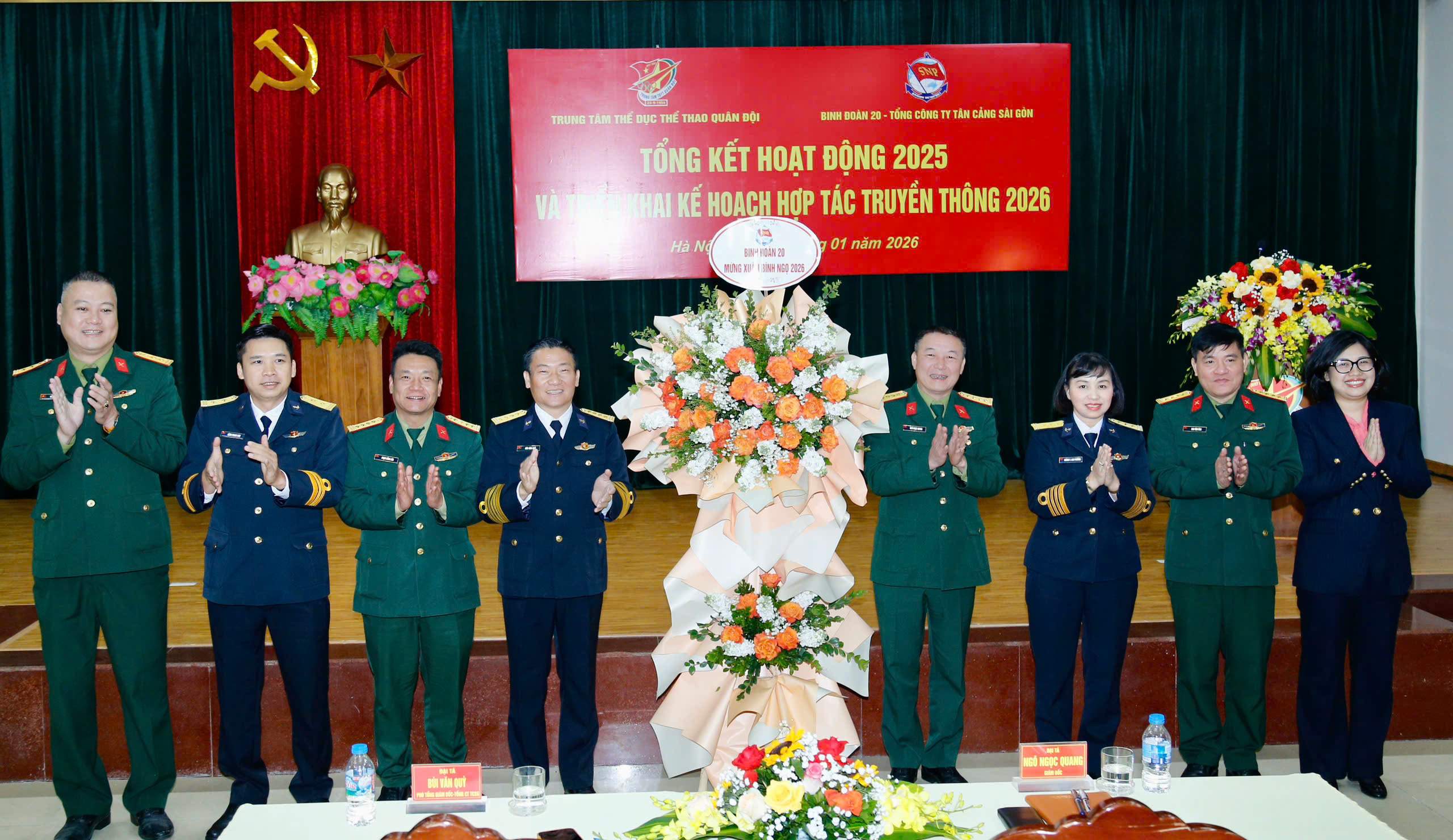 Ban Giám đốc TTTDTT QĐ và đại diện Ban Lãnh đạo, chỉ huy các cơ quan đơn vị của TCSG thể hiện tinh thần quyết tâm cao hướng đến những thành tích nổi bật hơn trong năm 2026. Ảnh: Tân Cảng Sài Gòn.