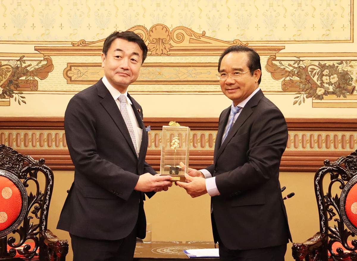 Chủ tịch UBND TP.Hồ Chí Minh Nguyễn Văn Được tặng quà lưu niệm cho ông Sasaki Hajime, Thứ trưởng Bộ Giao thông, Đất đai, Cơ sở hạ tầng và Du lịch Nhật Bản - Ảnh: Cổng thông tin điện tử TP. Hồ Chí Minh.