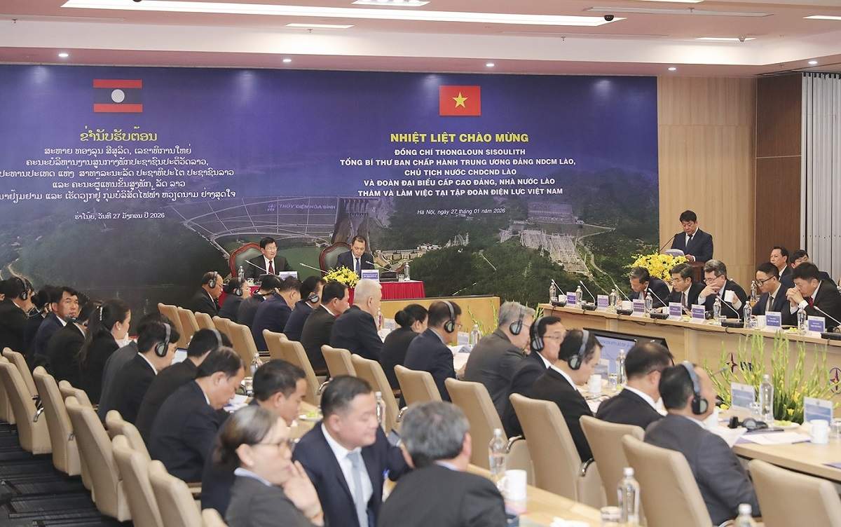 Lãnh đạo EVN báo cáo về tình hình hợp tác Việt – Lào trong lĩnh vực điện năng. Ảnh: EVN.