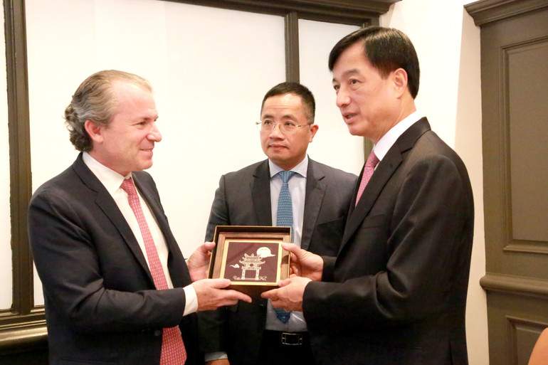 Bí thư Thành ủy Hà Nội Nguyễn Duy Ngọc tặng quà lưu niệm cho Giám đốc điều hành Tập đoàn Rosen Partners Daniel Rosen. Ảnh: TTXVN
