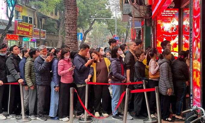 Buying frenzy in Vietnam as gold and silver prices plunge