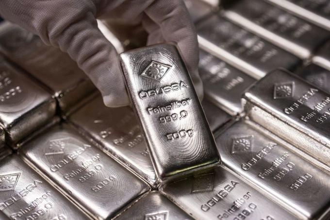 Chinese billionaire shifts from gold to betting against silver in $300M wager