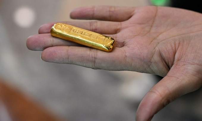Chinese cash in jewelry at automated gold recyclers as prices soar