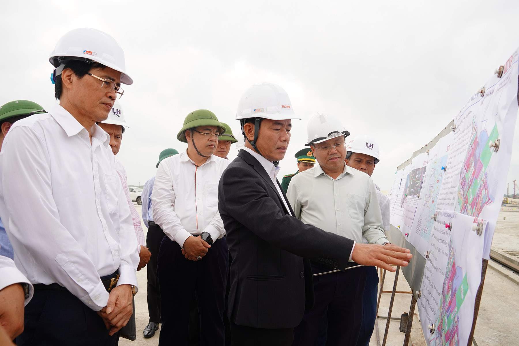 Bí thư Tỉnh ủy Quảng Trị Nguyễn Văn Phương kiểm tra thực địa tại công trường Khu bến cảng Mỹ Thủy ngày 24/02.
