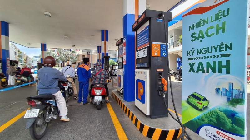 Diễn biến trái chiều, giá xăng dầu trong nước tăng dữ dội