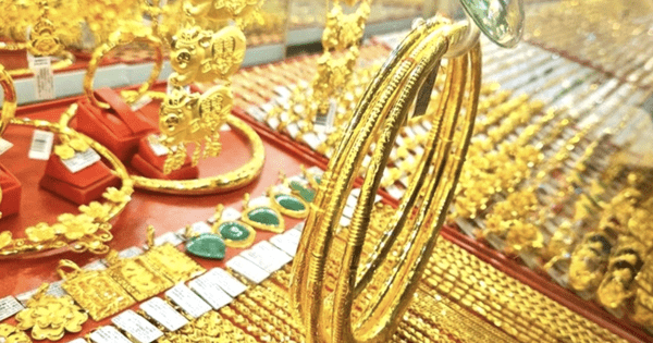 Giá vàng trong nước neo đỉnh dù giá thế giới lao dốc