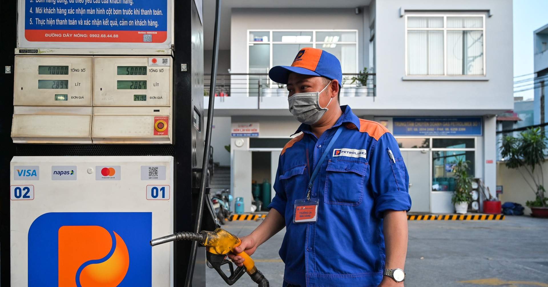 Giá xăng dầu tăng mạnh, RON95 vượt 20.000 đồng/lít