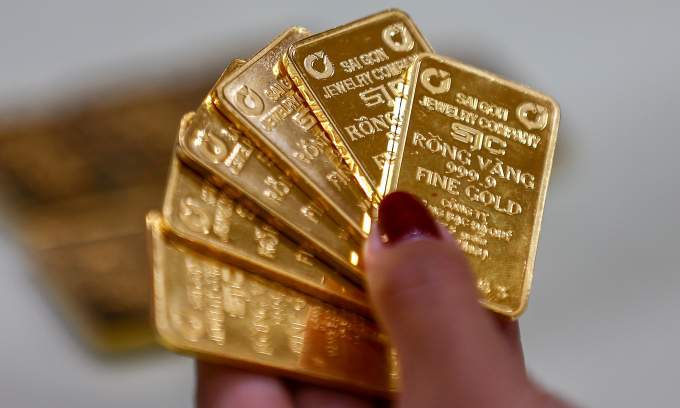 Gold prices continue to slide