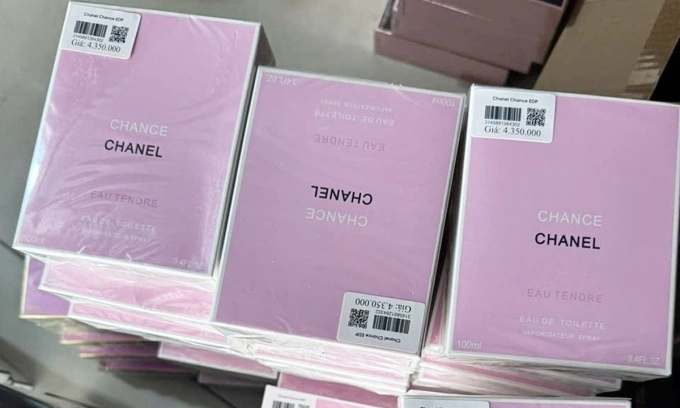HCMC police bust ring that sold 10,000 bottles of fake Chanel, Versace perfumes