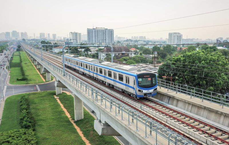 Metro là trục ‘xương sống’ của hệ thống hạ tầng giao thông vận tải, không chỉ giúp giảm ùn tắc giao thông mà còn tạo động lực phát triển các ngành dịch vụ, kinh tế đô thị bền vững. Trong ảnh: Metro số 1 Bến Thành - Suối Tiên, TP.HCM