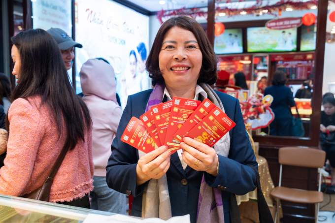 Hanoians queue for hours to buy gold ahead of God of Wealth Day