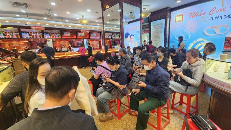 Người dân tiếp tục xếp hàng chật kín cửa hàng