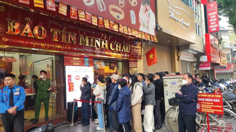 Người mua vẫn xếp hàng dài trước khi nhà vàng mở bán