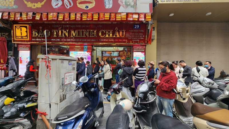Người mua xếp hàng dài trở lại, nhà vàng giới hạn bán ra