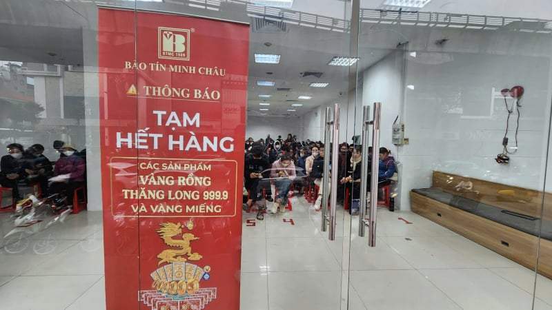Người mua xếp hàng từ 6 giờ sáng, nhà vàng chưa mở bán đã hết