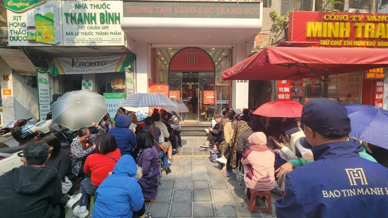 Người mua xếp hàng xuyên trưa, vây kín nhà vàng dù chưa mở bán
