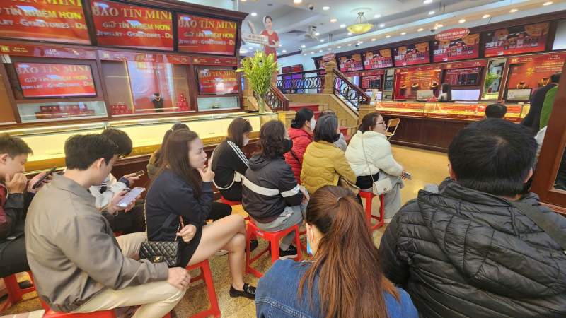Nhà vàng bán không giới hạn, người mua xếp hàng kín chỗ