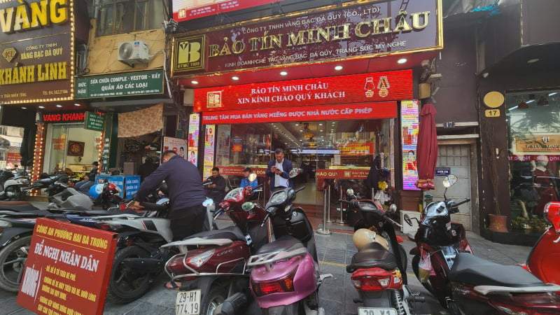 Nhà vàng bán ồ ạt, người mua tháo chạy