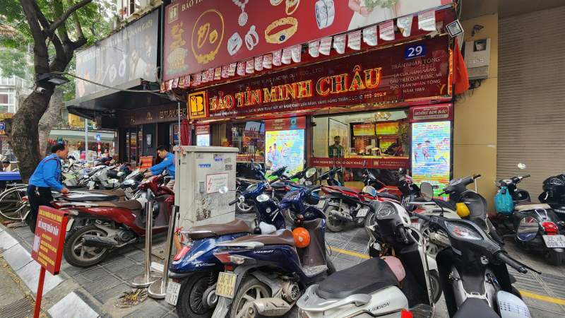 Nhà vàng đột ngột giảm lượng bán, người mua xếp hàng chật kín