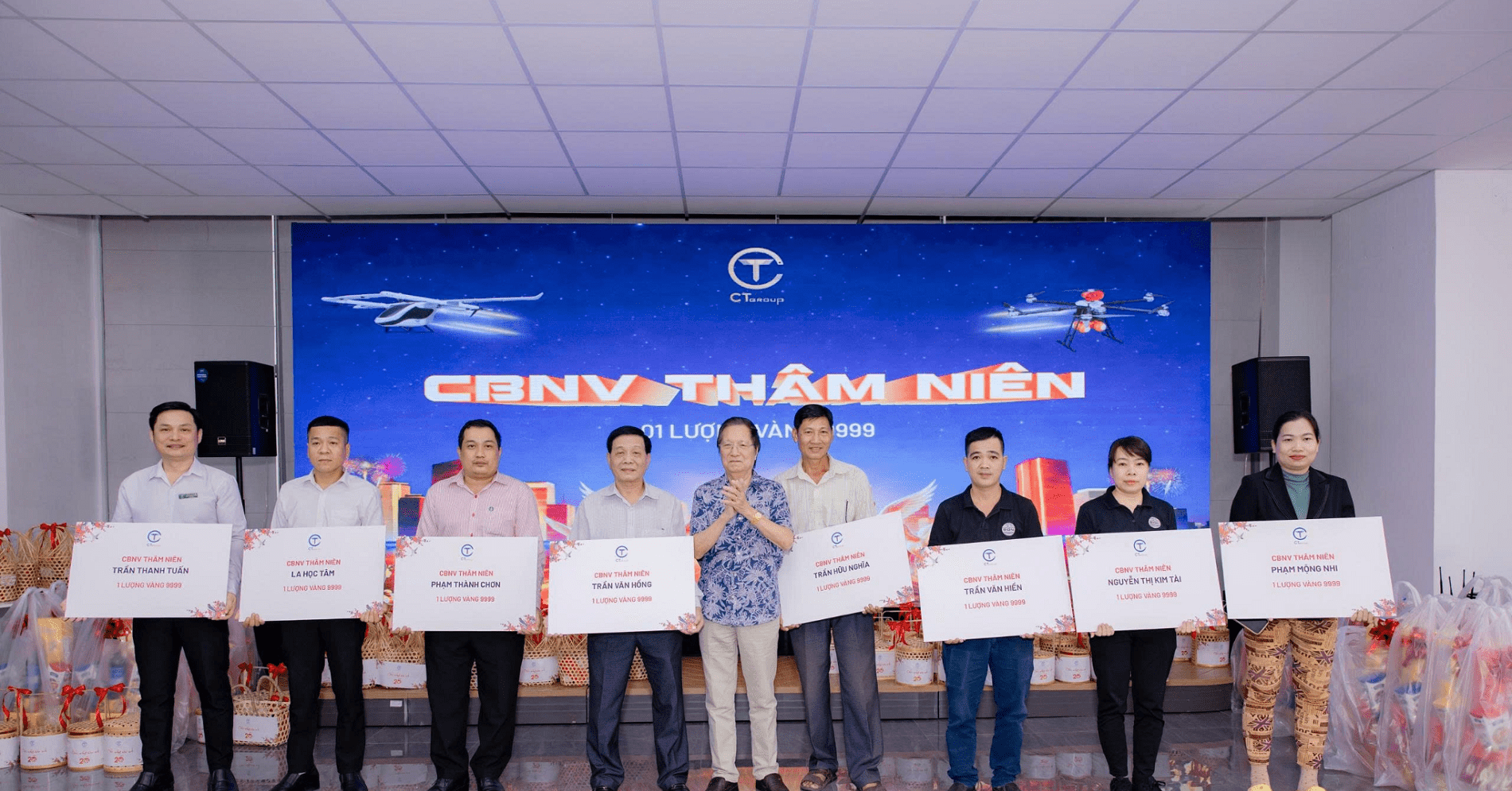 Nhiều tạp vụ, bảo vệ nhận thưởng Tết là một lượng vàng 9999