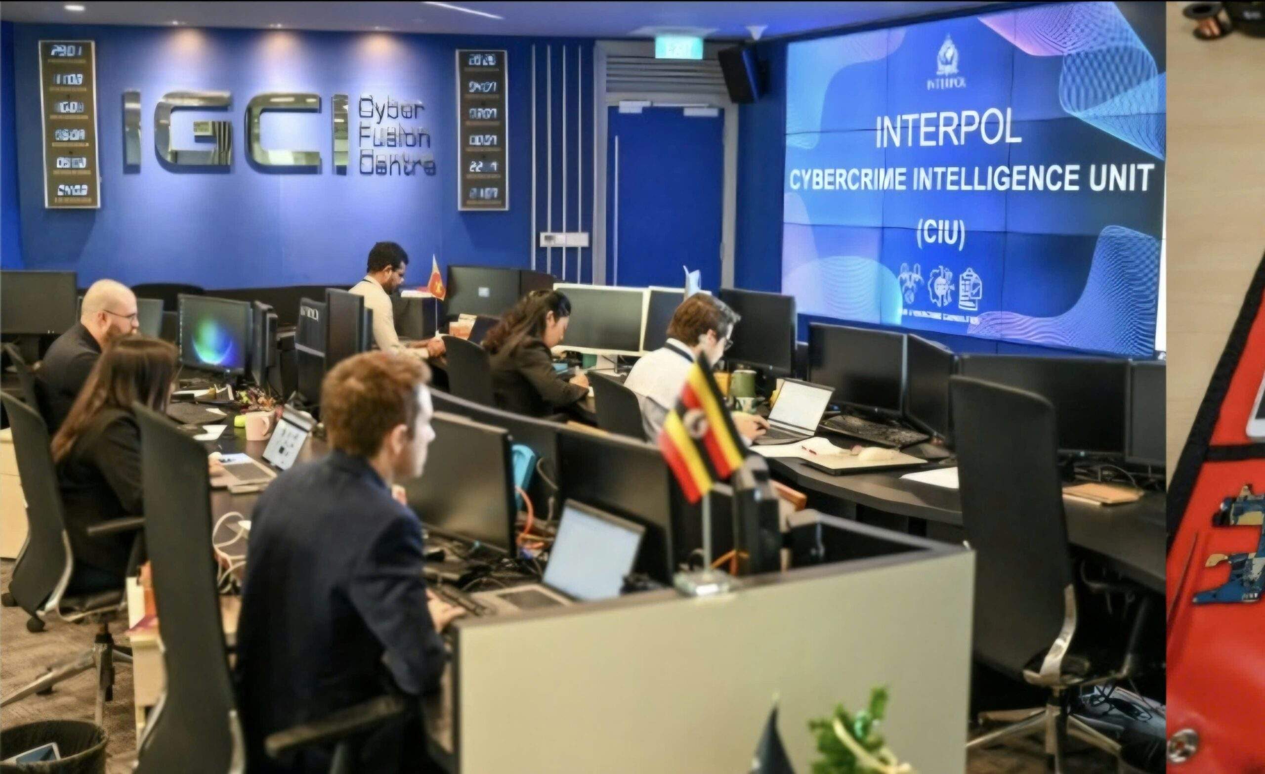 AFP được phép tham quan cơ sở chống tội phạm mạng đa chức năng của tổ chức, nơi các chuyên gia phân tích khối lượng dữ liệu khổng lồ. Ảnh: AFP