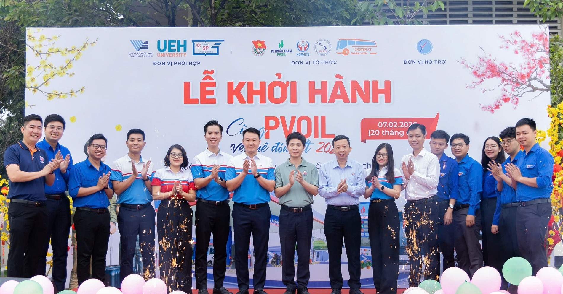 PVOIL tổ chức 25 chuyến xe miễn phí đưa hơn 1.000 sinh viên về quê đón Tết