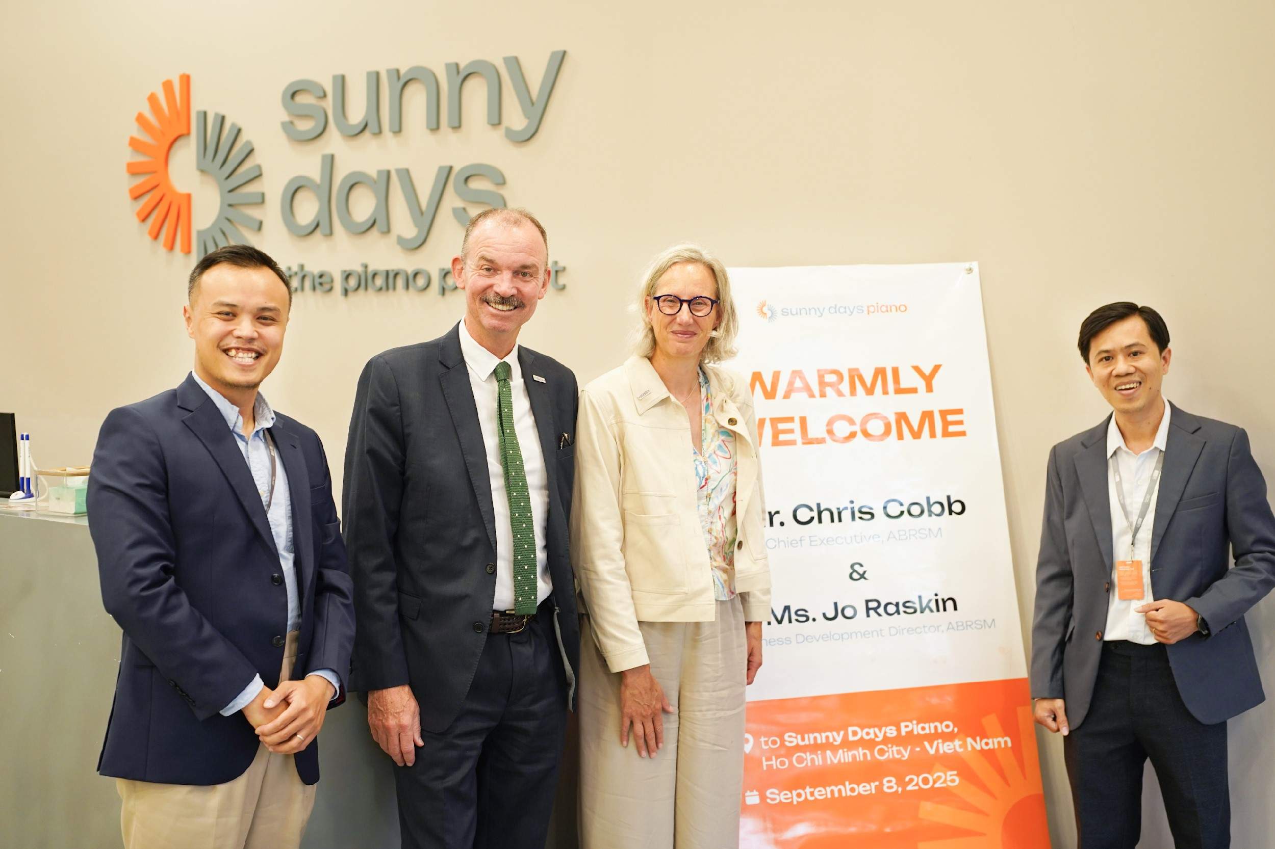 Ông Chris Cobb - CEO của ABRSM đến thăm Sunny Days Piano - Một trong ba Trường đối tác chính thức của ABRSM tại Đông Nam Á. Ảnh:  Sunny Days Piano.