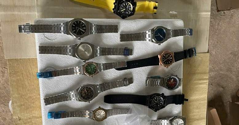 Thu giữ gần 900 đồng hồ giả nhãn hiệu Patek Philippe, Rolex