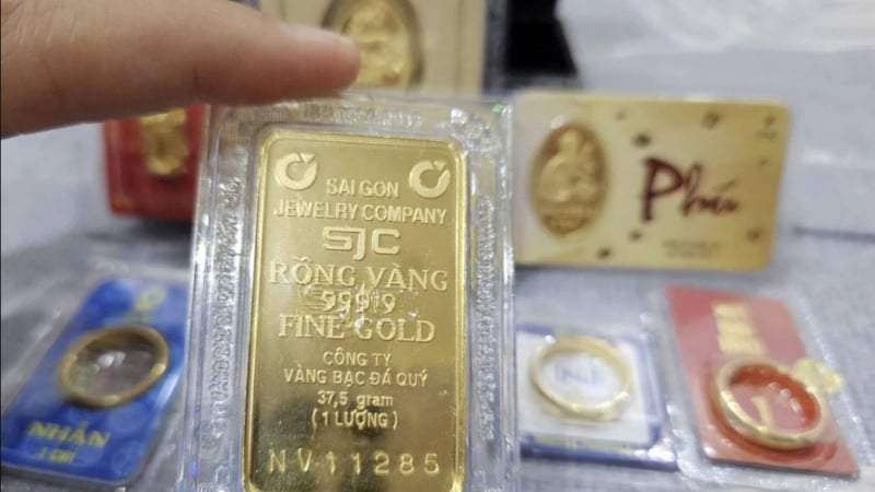 Tiếp đà lao dốc, thế giới thủng mốc 4.500 USD/ounce