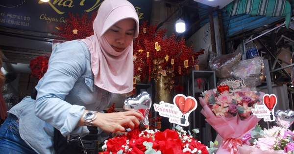 Valentine vào sát Tết, nhiều sạp hoa ở TPHCM đìu hiu