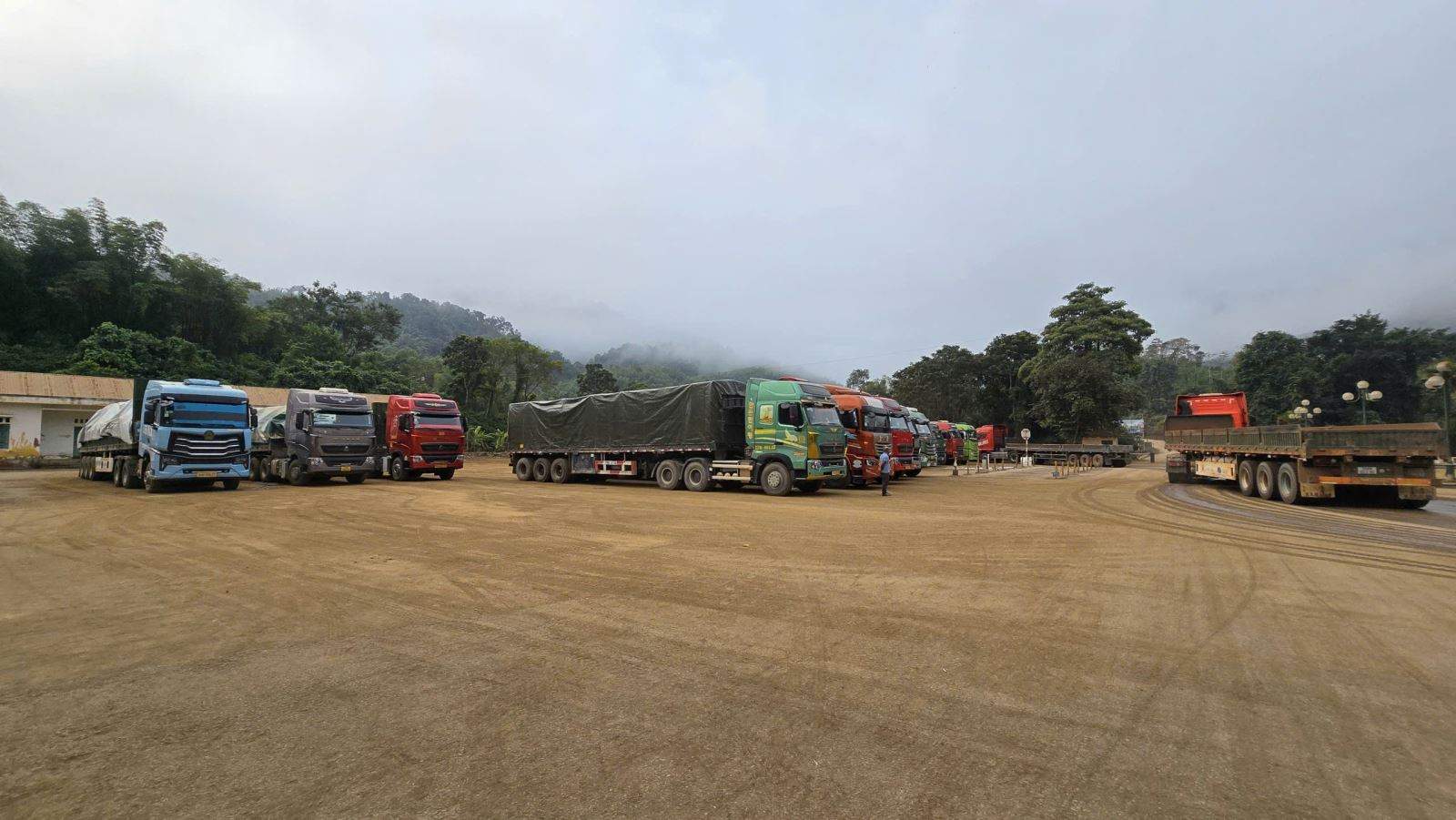 Khu vực bến bãi tại cửa khẩu Na Mèo.