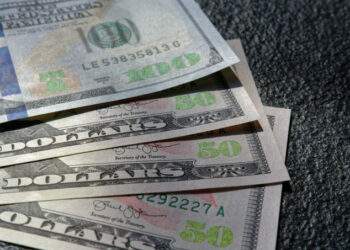 Dollar strengthens against dong on black market