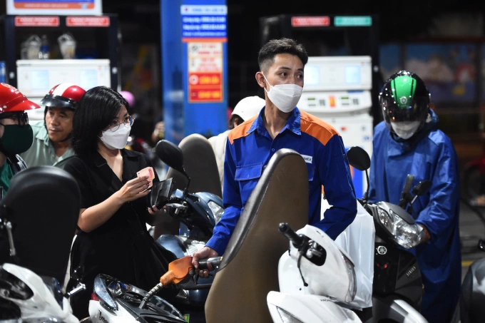 Gasoline prices soar 10% - VnExpress International
