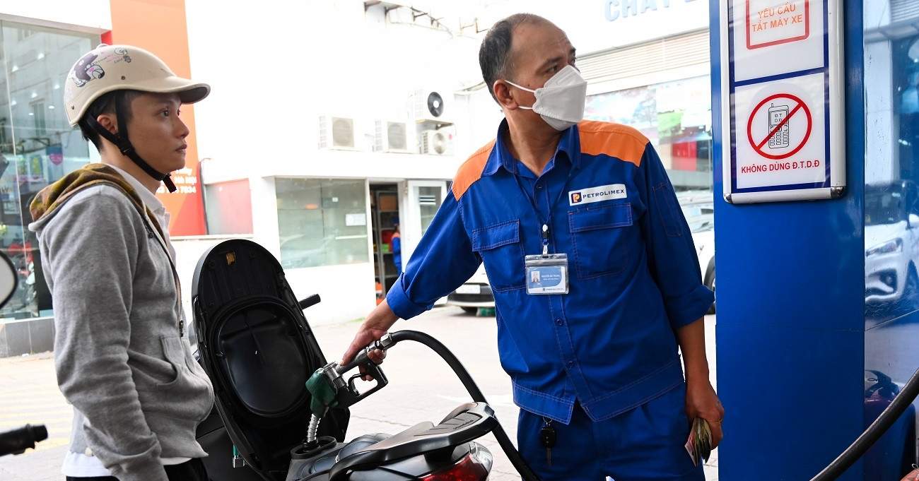 Giá xăng RON95 giảm 5.600 đồng/lít nhờ quyết sách; nhà máy lọc dầu báo tin vui