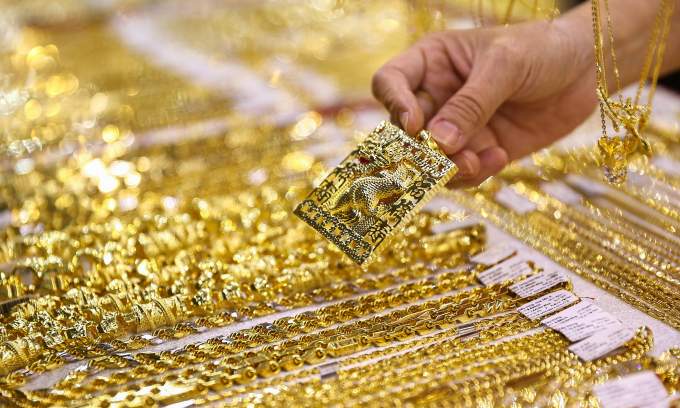 Gold prices rebound from morning drop