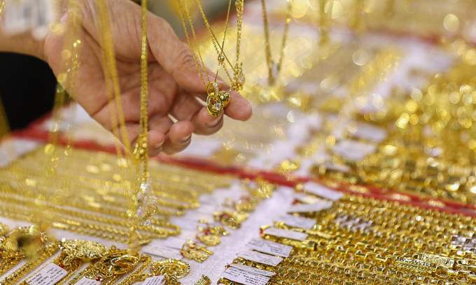 Gold prices trim morning losses