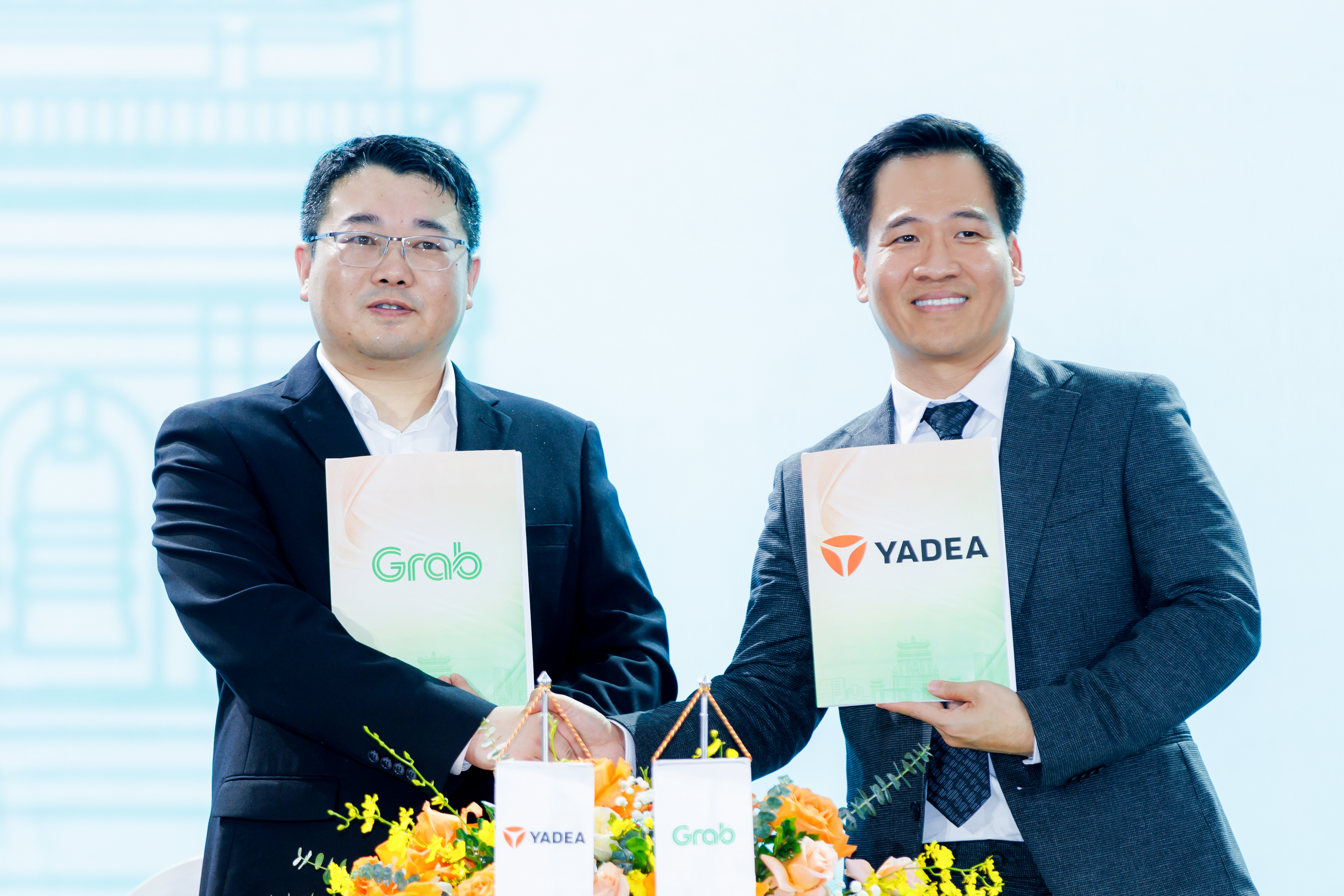 Đại diện Grab Việt Nam và đại diện Yadea Việt Nam ký thoả thuận hợp tác. Ảnh: Grab Việt Nam.