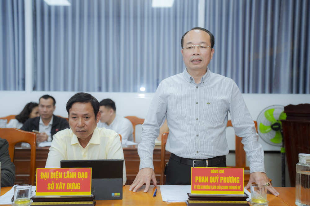 Ông Phan Quý Phương,  Phó Chủ tịch UBND thành phố Huế trao đổi tại buổi làm việc