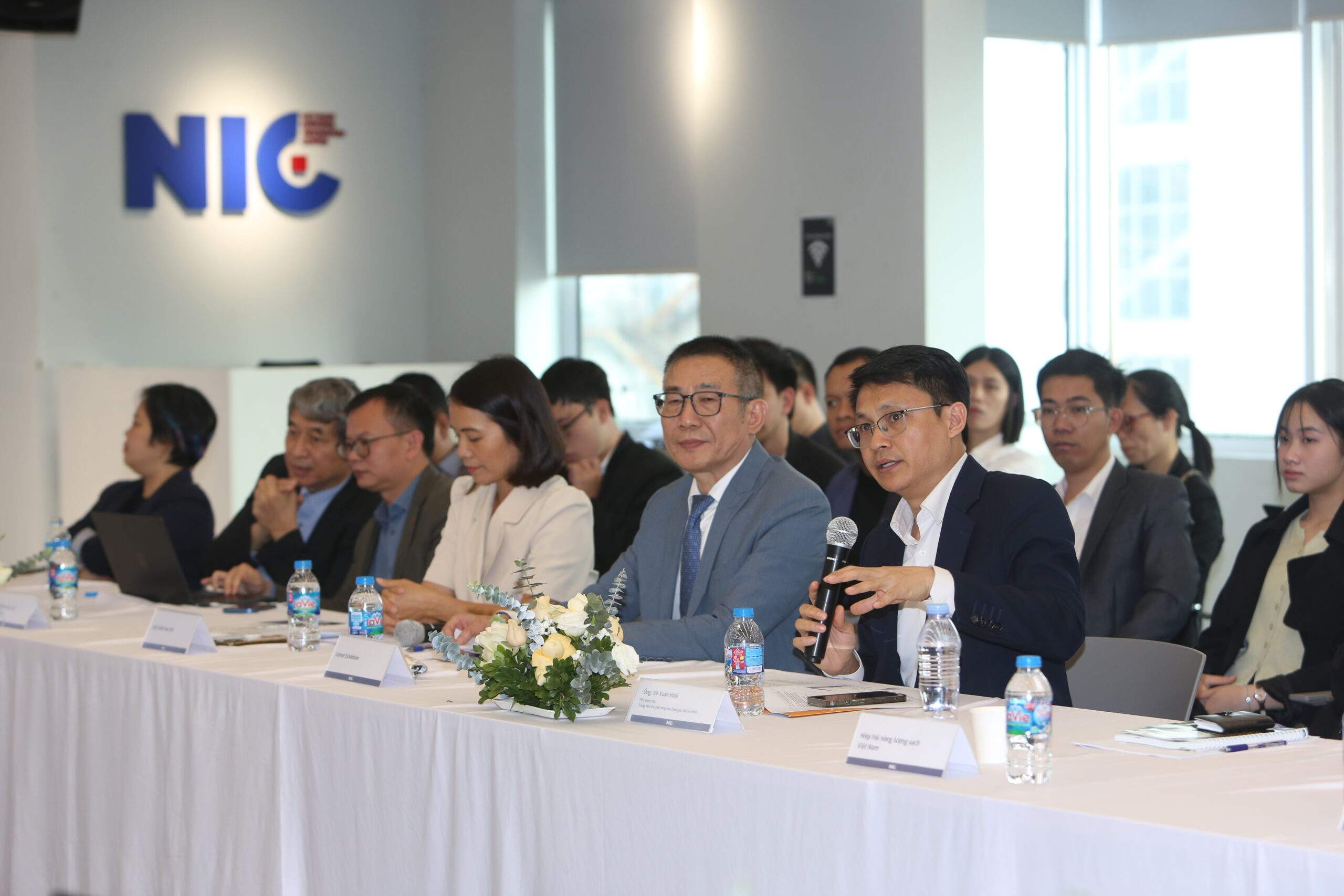 Ông Võ Xuân Hoài, Phó Giám đốc Trung tâm Đổi mới sáng tạo quốc gia trao đổi với báo giới tại buổi công bố thông tin triển lãm. 